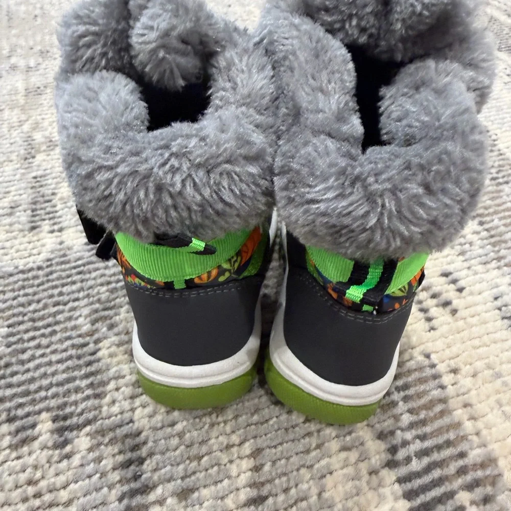 Kids Winter Hook-and-Loop Boots in Black and Green